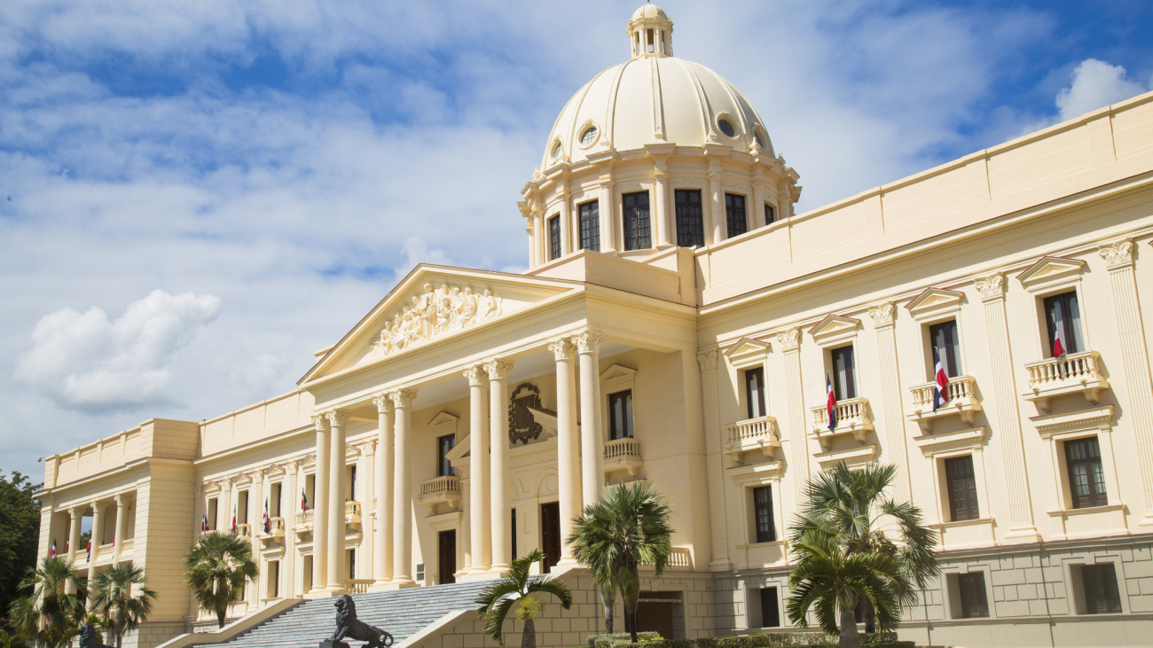 Presidente Abinader designa a Julio Ramón Cordero Espaillat como comisionado presidencial para supervisar contratos de mantenimiento escolar P