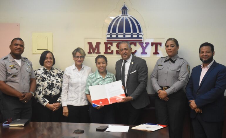 MESCYT entrega cartas de aprobación de becas a estudiantes de INESIMED e IPES