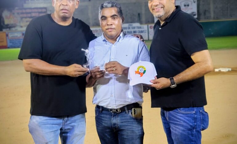 Asociación de Softball SDO reconoce a Vinicio Aquino por su apoyo al deporte