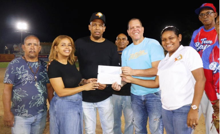 Alcalde Francisco Peña realiza importante aporte para el desarrollo del 3er Torneo de Softbol Municipal.