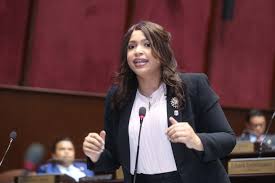 Juliana O Neal  considera que hace falta, eficiencia ,transparencia y empatia en  los medicamentos de Ato Costo