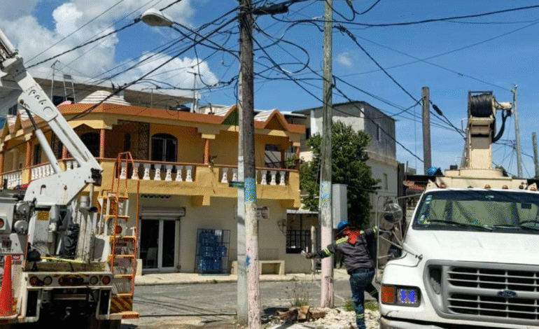 El triste rostro de la Bandera, lentamente se libera de la venda transparente adornada talves , “por fanático del oficio/desorden organizado…”