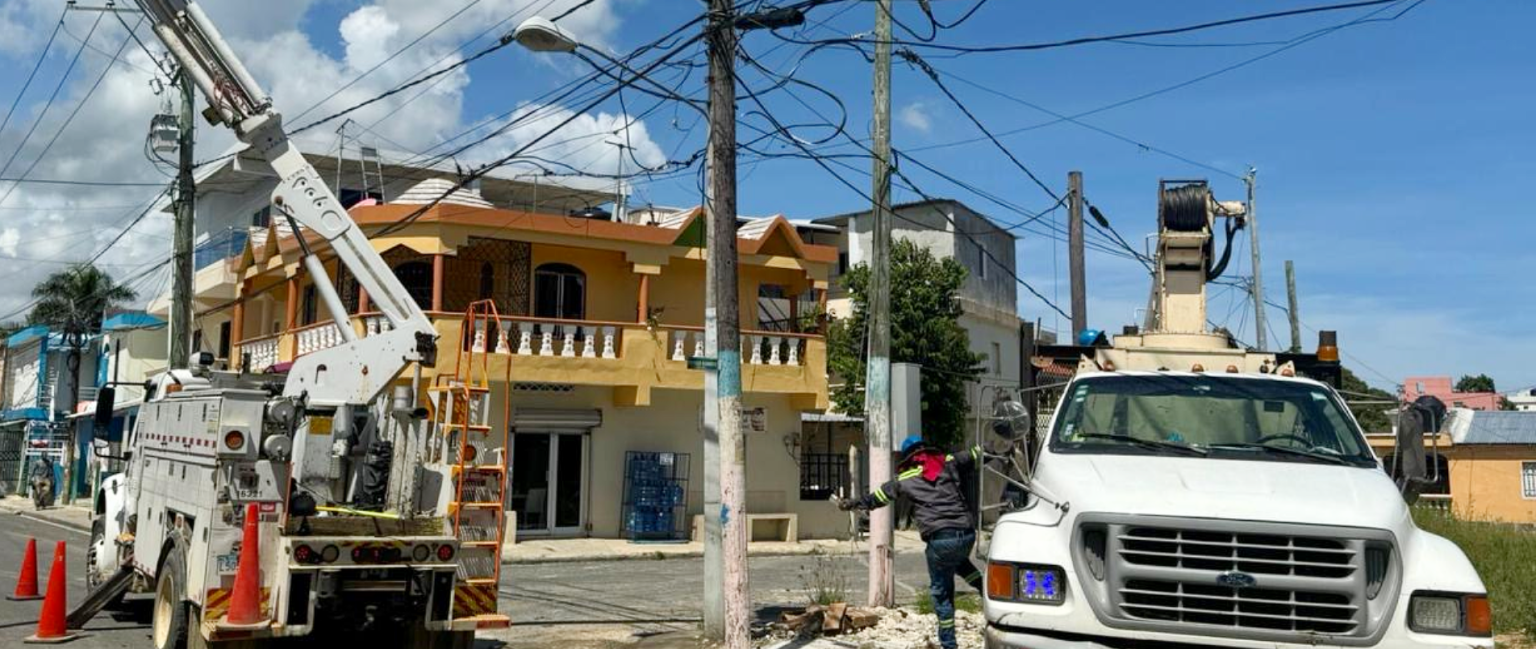 El triste rostro de la Bandera lentamente se libera de la venda transparente adornada talves , “por fanático del oficio/desorden organizado…”