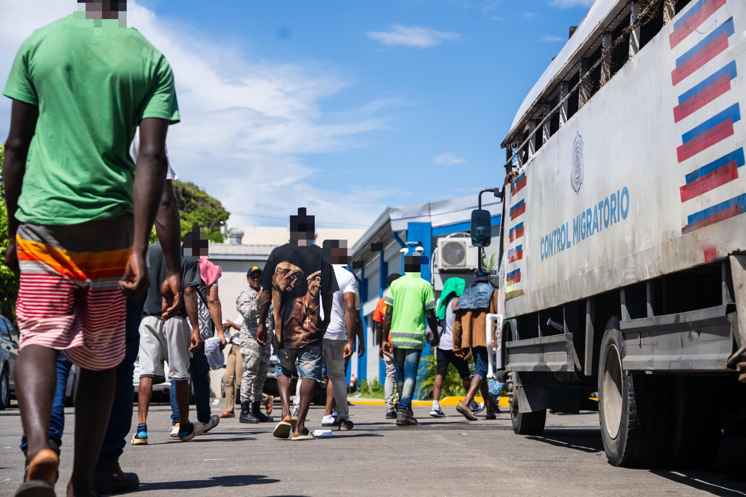 Despliegue conjunto de la DGM y Fuerzas dejan 913 haitianos indocumentados detenidos y 901 deportados