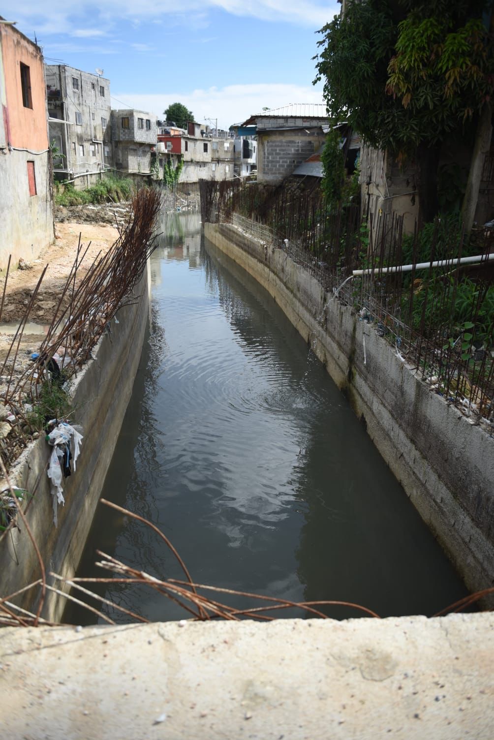 Fellito Suberví supervisa avances en trabajos de saneamiento de cañadas en SDO que beneficiarán a más de 80 mil personas.