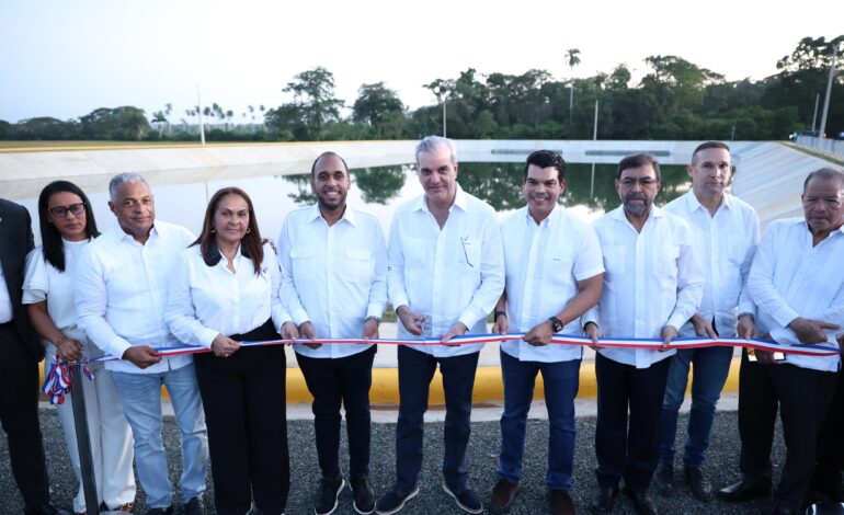 Presidente Luis Abinader y Wellington Arnaud, director del INAPA, inauguran planta de tratamiento de aguas residuales en el municipio Pimentel, provincia Duarte
