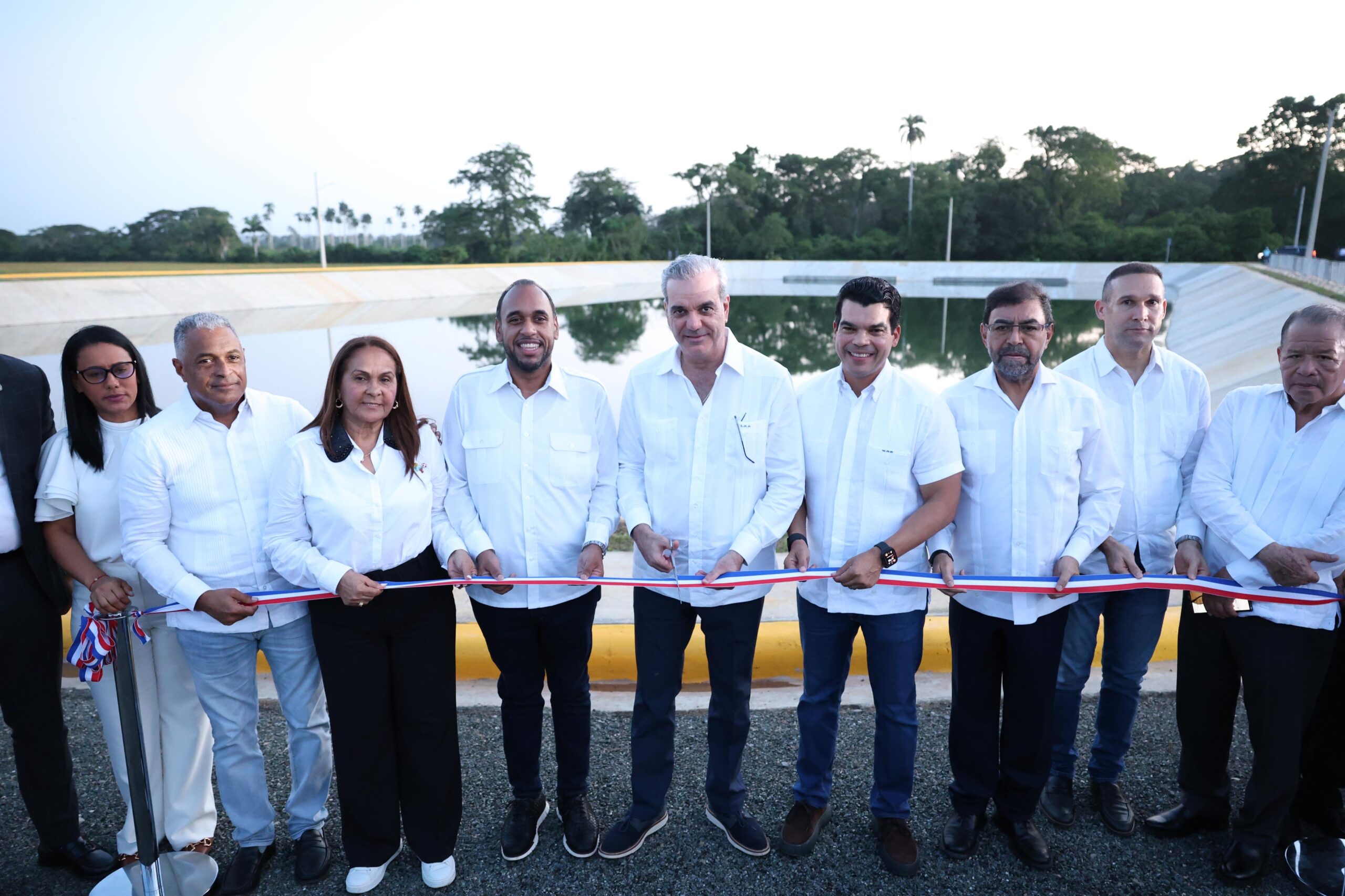 Presidente Luis Abinader y Wellington Arnaud, director del INAPA, inauguran planta de tratamiento de aguas residuales en el municipio Pimentel, provincia Duarte