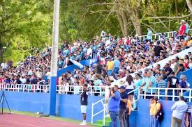 Demandan techado de campo de fútbol y reparación de otras instalaciones