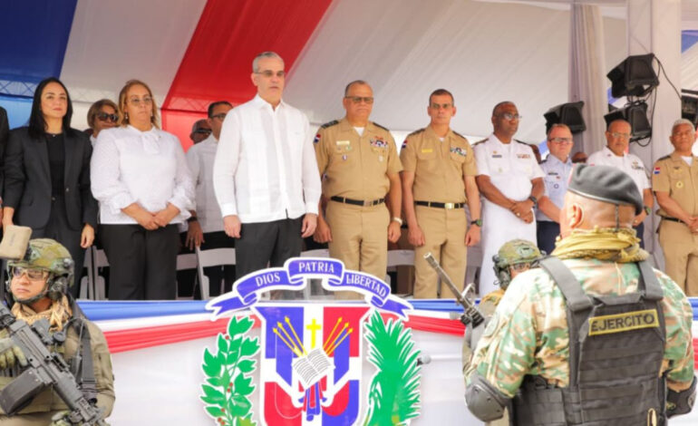 Presidente Abinader encabeza desfile estudiantil, cívico-militar y policial por el 181.° aniversario de la Constitución dominicana