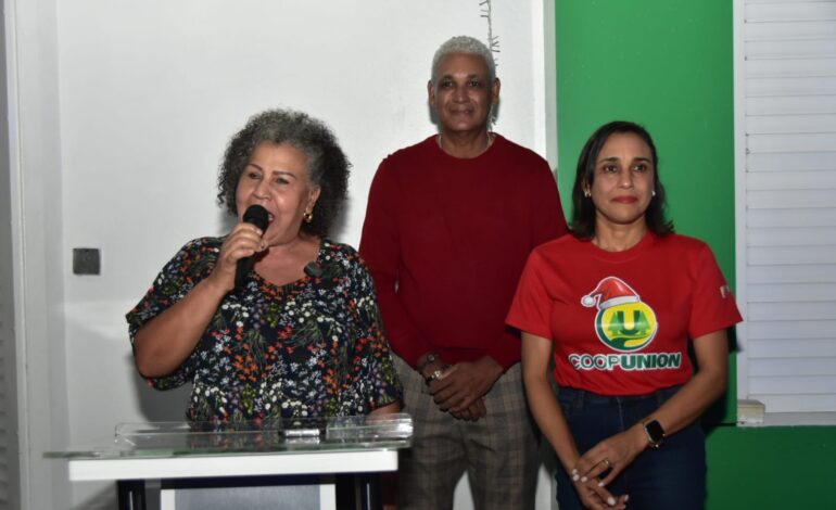 Coopunión enciende su árbol de navidad en Salcedo