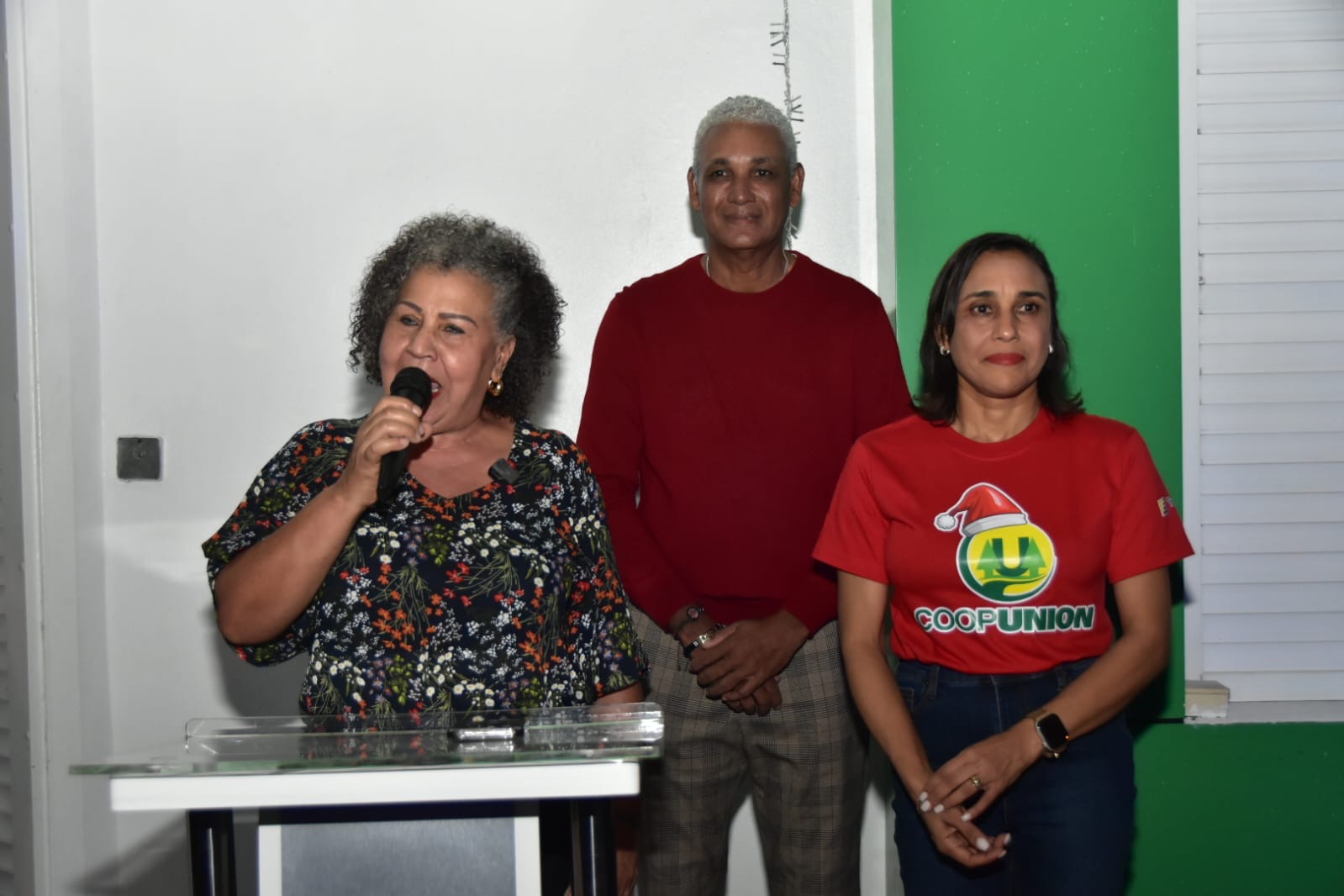 Hacer Coopunión enciende su árbol de navidad en Salcedo