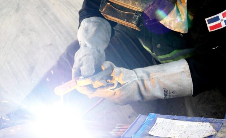 CAASD soluciona avería en línea de agua potable bajo elevado Churchill con Kennedy, DN