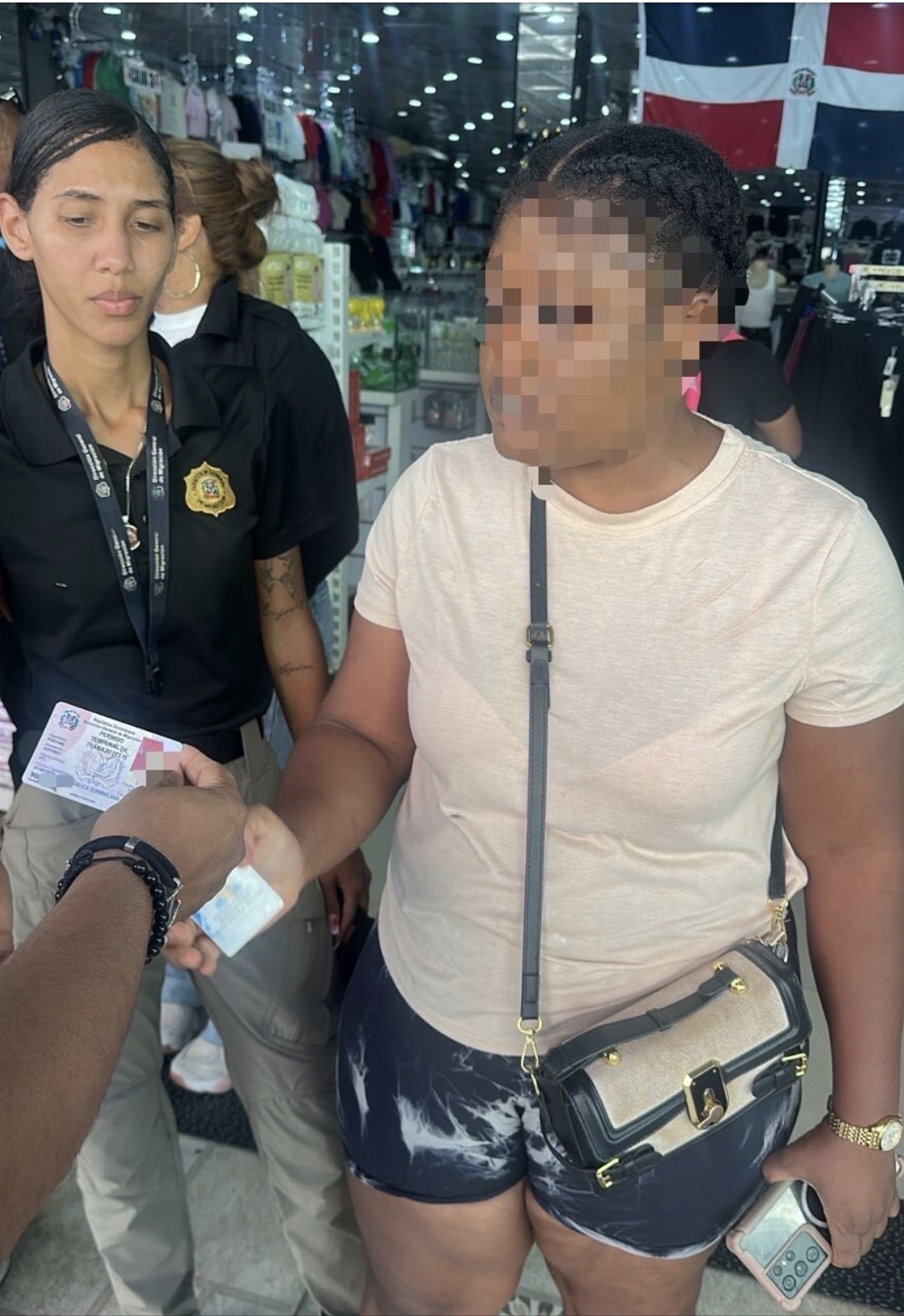 Detienen 74 nacionales haitianos DGM interviene negocios en Santiago por emplear extranjeros indocumentados.