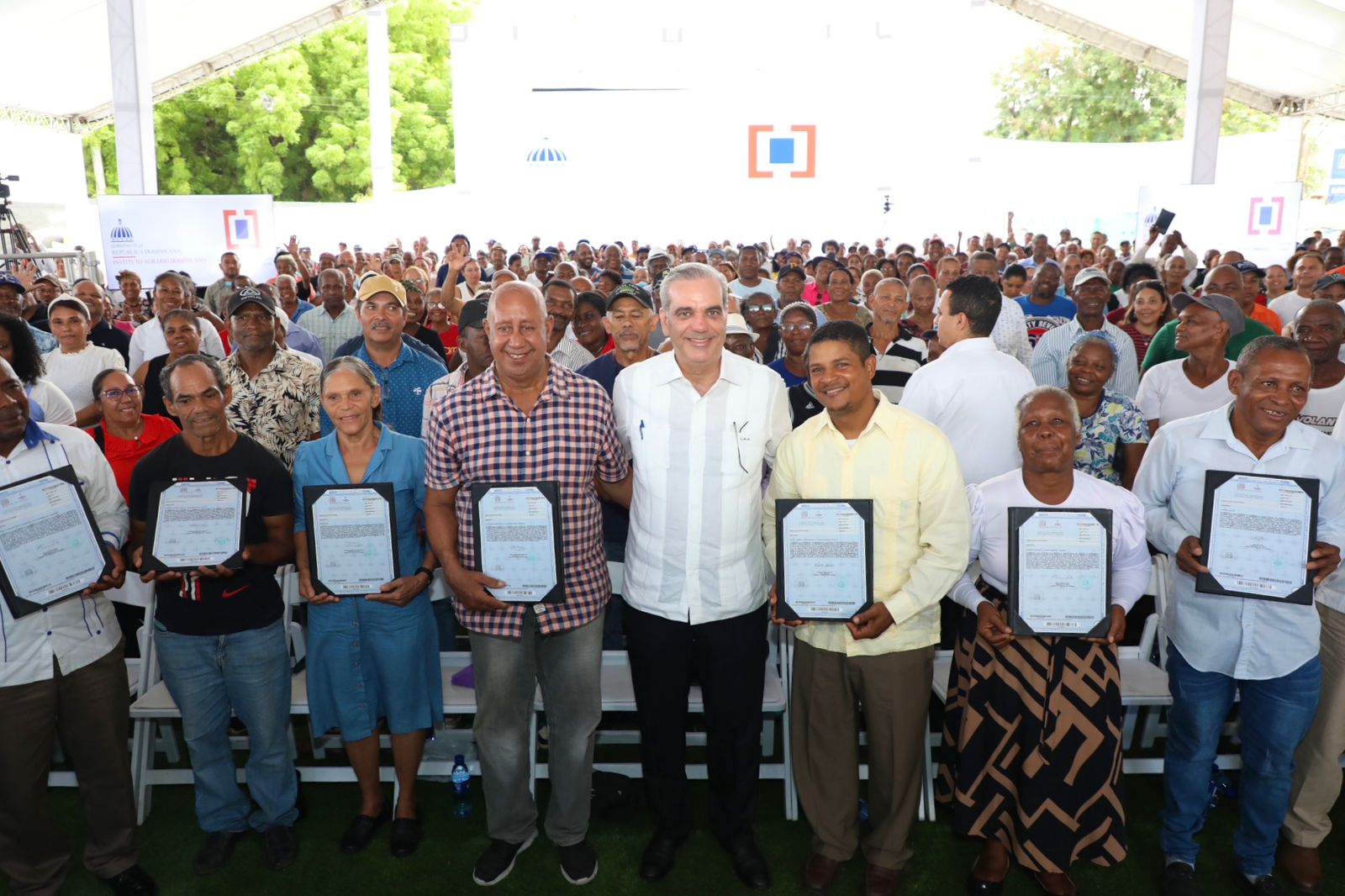 Presidente Abinader entrega 1,445 títulos de propiedad de un total de 3,300, en San Cristóbal, que benefician a más de 4,800 personas