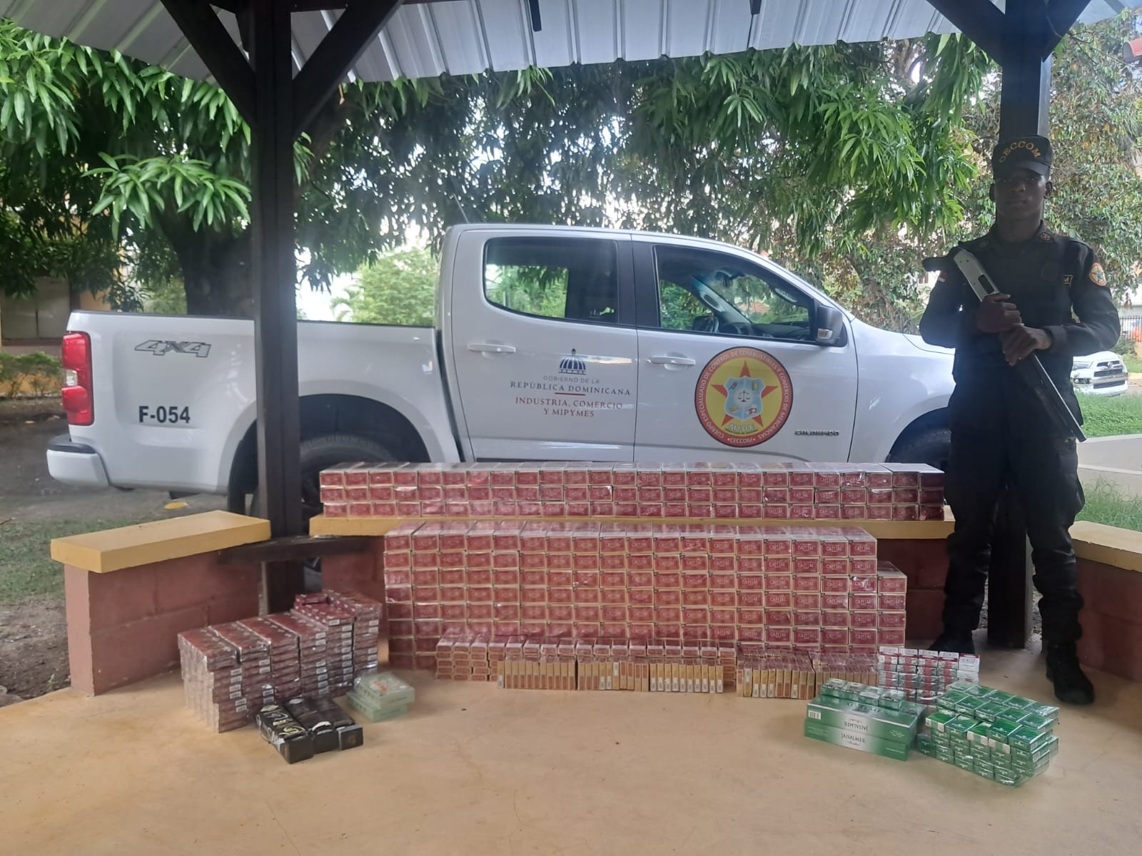 Ministerio Público, UICI y Ceccom ocupan cigarrillos de contrabando en comercios de Santiago