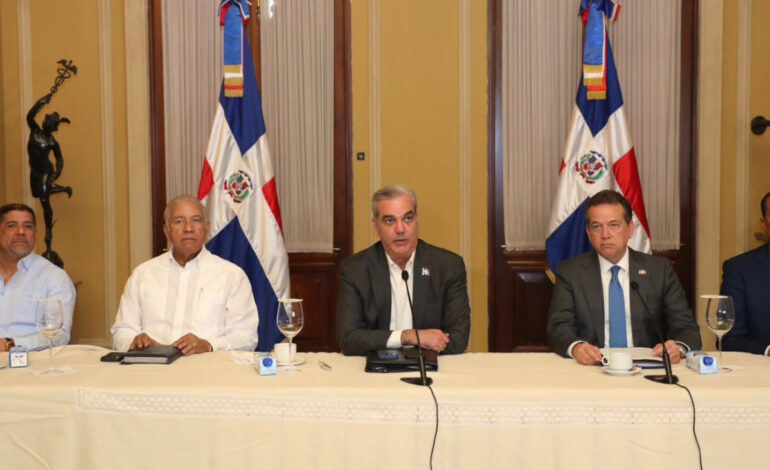 El presidente Abinader impulsa acciones para garantizar abastecimiento y estabilidad de precios durante la temporada navideña en todo el país