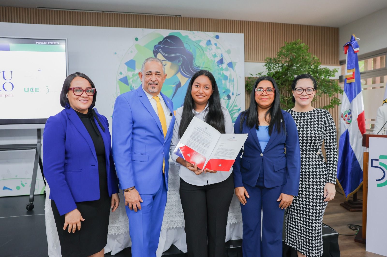 MEScyt entrega 80 becas de grado y posgrado en la Universidad Central del Este, reafirmando su compromiso con la educación superior y las políticas inclusivas del Gobierno