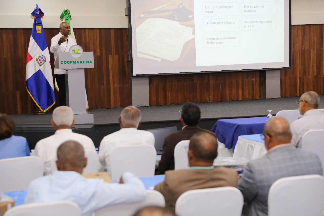 Julito Fulcar dicta conferencia magistral al sector cooperativo